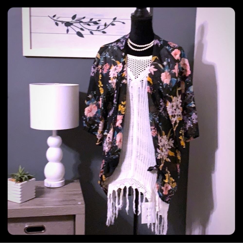 COPY - 💟Black floral kimono/duster